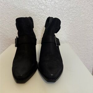 Brand: Steve Madden / Style: Wolfe Leather / Color: Black / Size: 5.5M